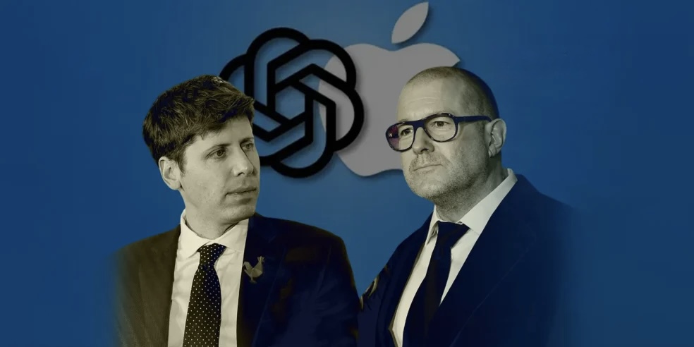Retrato de Sam Altman y Jony Ive frente a los logotipos de OpenAI y Apple, con un fondo azul.
