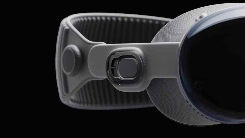 Primer plano de la correa y el visor lateral del dispositivo Vision Pro de Apple, con un diseño moderno y elegante sobre un fondo oscuro.