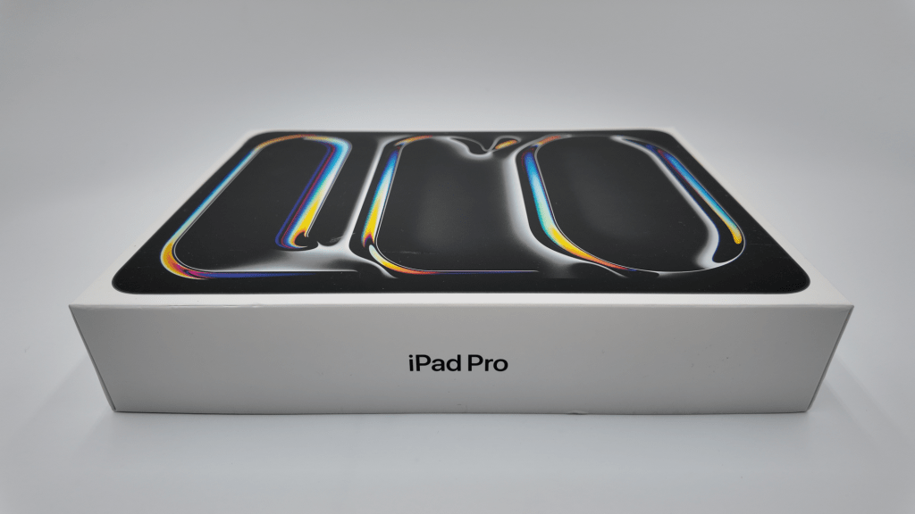 Caja del iPad Pro con diseño colorido en la parte superior y texto 'iPad Pro' en la parte lateral.