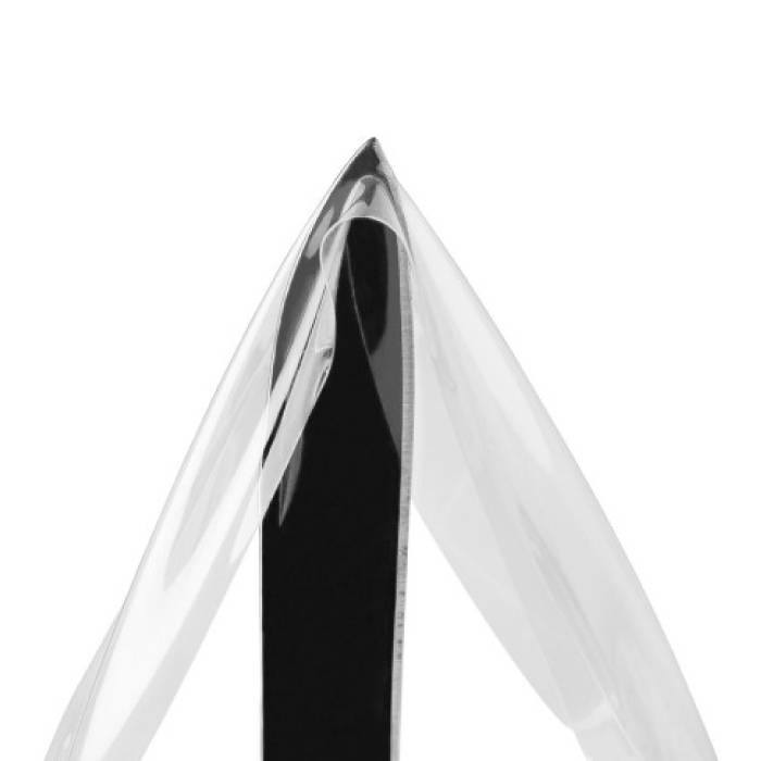 Protector de pantalla de plástico fino y transparente, montado sobre un fondo negro.