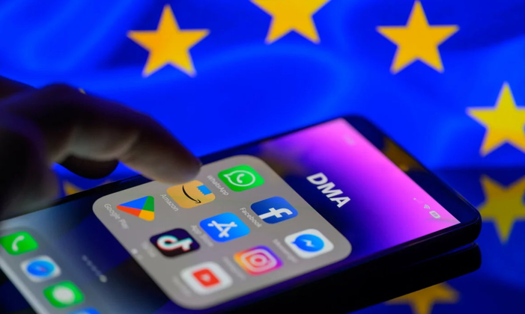 Un primer plano de un smartphone mostrando varias aplicaciones, incluido un ícono con la etiqueta 'DMA', frente a un fondo de bandera de la Unión Europea, simbolizando la regulación tecnológica.
