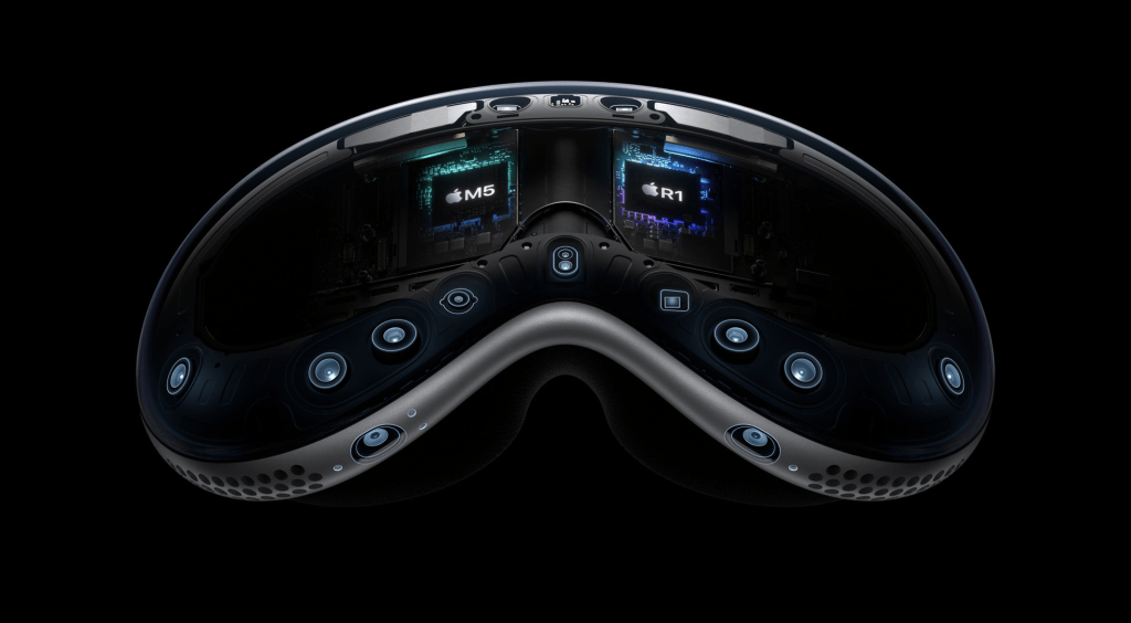 Imagen del interior del Apple Vision Pro con el chip M5 visible, mostrando botones de control y detalles técnicos en un entorno oscuro.