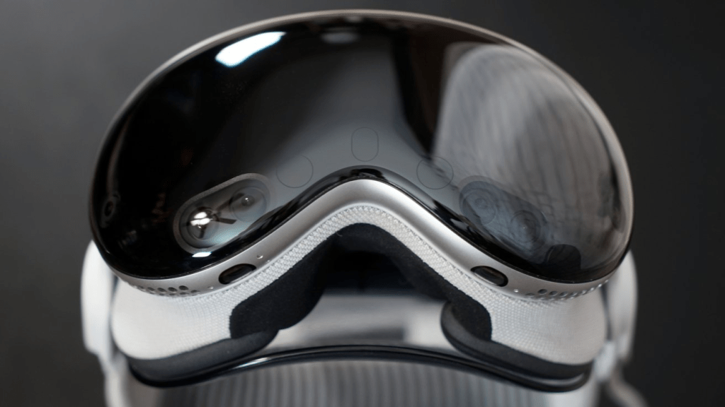 Vista superior de un visor de realidad aumentada con un diseño elegante y moderno, mostrando su lente oscurecida y detalles en la estructura.