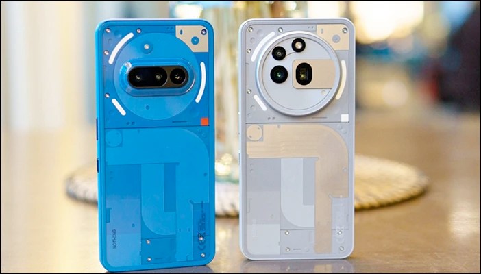 Dos teléfonos inteligentes de Nothing, uno azul y otro blanco, con diseño transparente y cámara circular en la parte posterior.