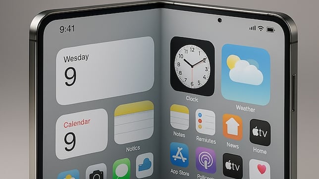 Pantalla interna de un teléfono inteligente plegable, mostrando widgets de iOS con la fecha y hora.