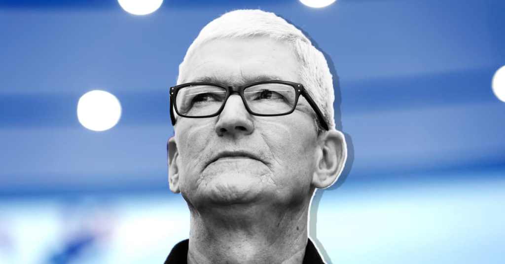 Retrato de Tim Cook, CEO de Apple, con un fondo desenfocado y luces en el ambiente, mostrando una expresión seria y contemplativa.