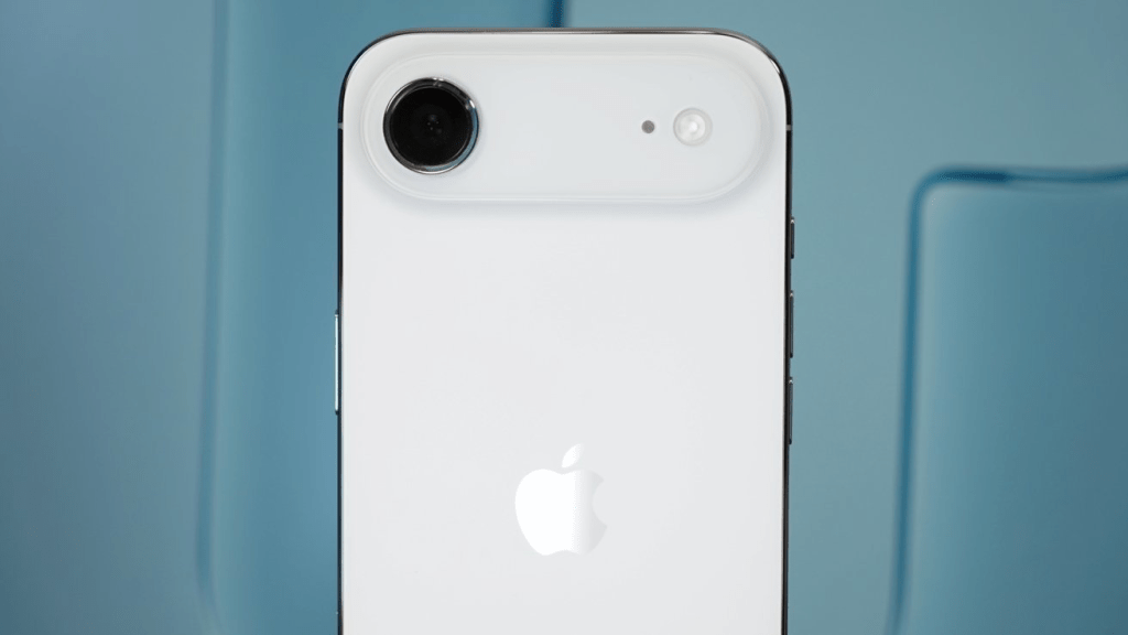 Primer plano de una cámara de un iPhone con un diseño blanco y el logotipo de Apple visible.