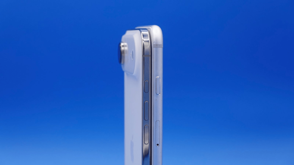 Vista lateral de un teléfono inteligente con un diseño delgado y botones de control, sobre un fondo azul.