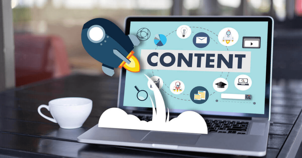 Un laptop sobre una mesa, mostrando gráficos y el texto 'CONTENT', con un cohete despegando digitalmente y una taza de café al lado.