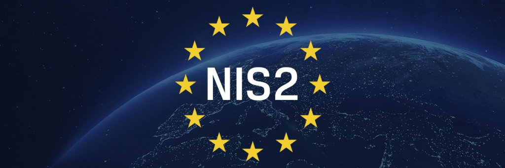 Logo de NIS2 sobre un fondo de la Tierra iluminada por las luces de la ciudad, rodeado de estrellas de la bandera europea.