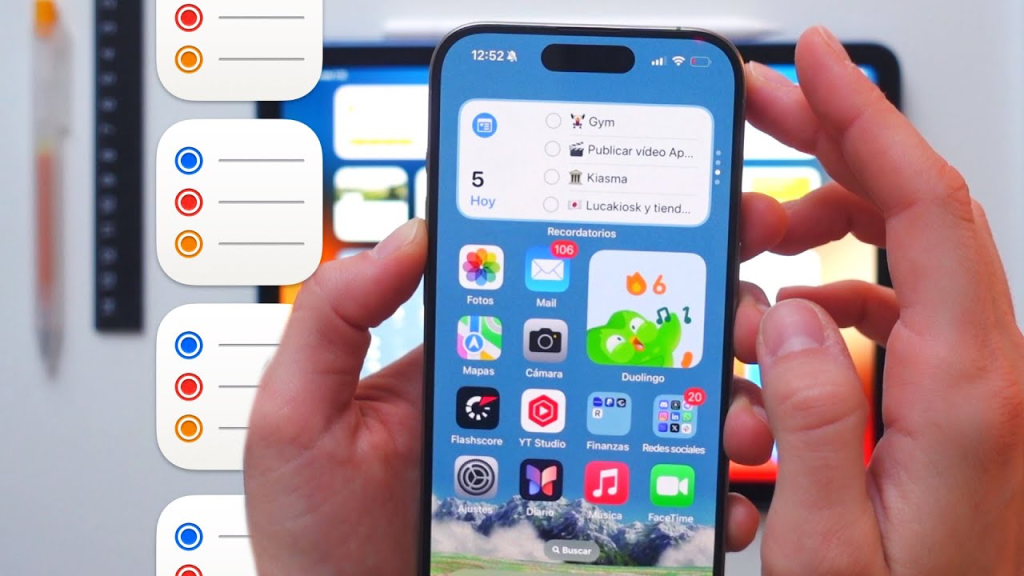 Una persona sostiene un teléfono inteligente que muestra una pantalla de inicio con varias aplicaciones y una lista de recordatorios en la parte superior.