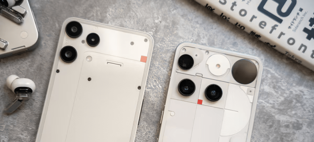 Imagen de dos teléfonos inteligentes con un diseño minimalista y cámaras visibles en la parte posterior, sobre una superficie de textura gris.