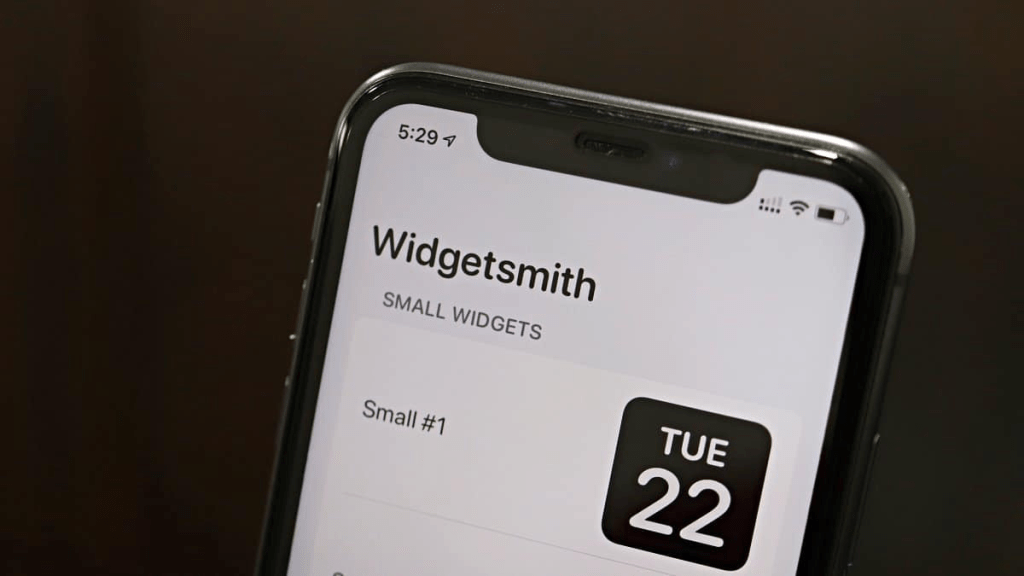 Pantalla de un iPhone que muestra la aplicación Widgetsmith con la opción de widgets pequeños.