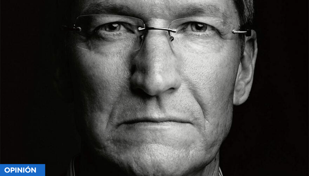 Retrato en blanco y negro de un hombre con gafas, mostrando una expresión seria y mirada intensa, junto a un fondo oscuro.