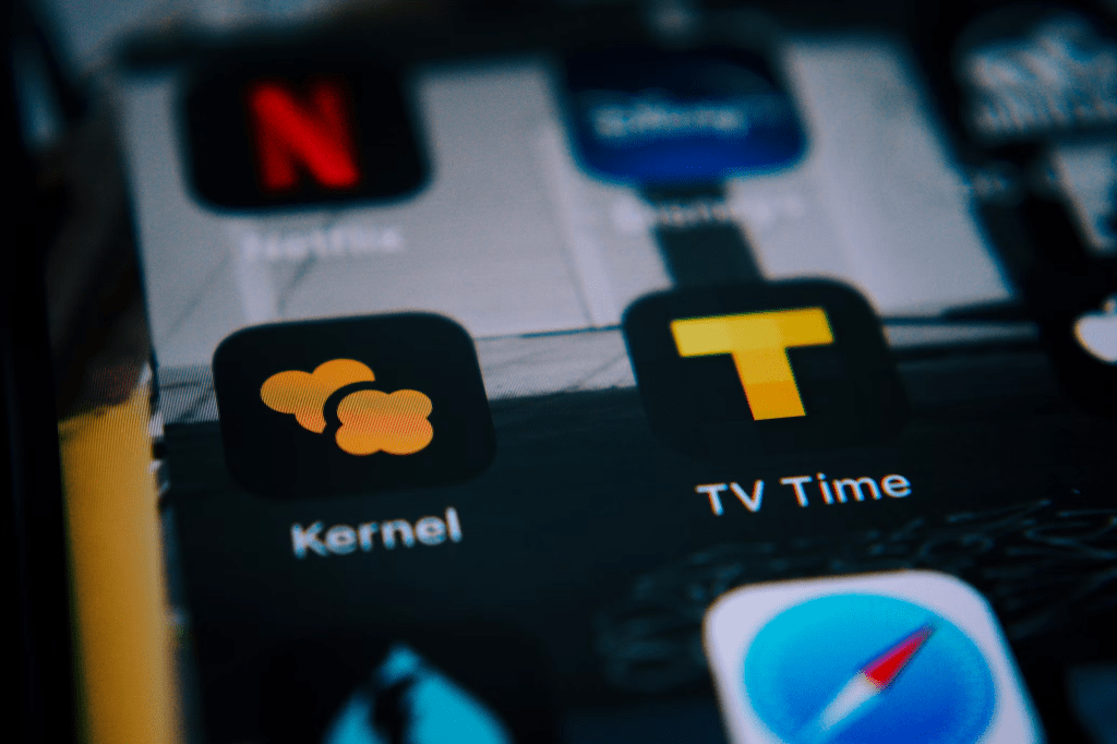 Pantalla de un iPhone mostrando iconos de aplicaciones como Netflix, Kernel y TV Time.