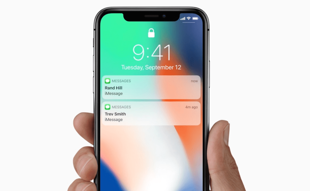 iPhone mostrando notificaciones de mensajes en la pantalla de inicio.
