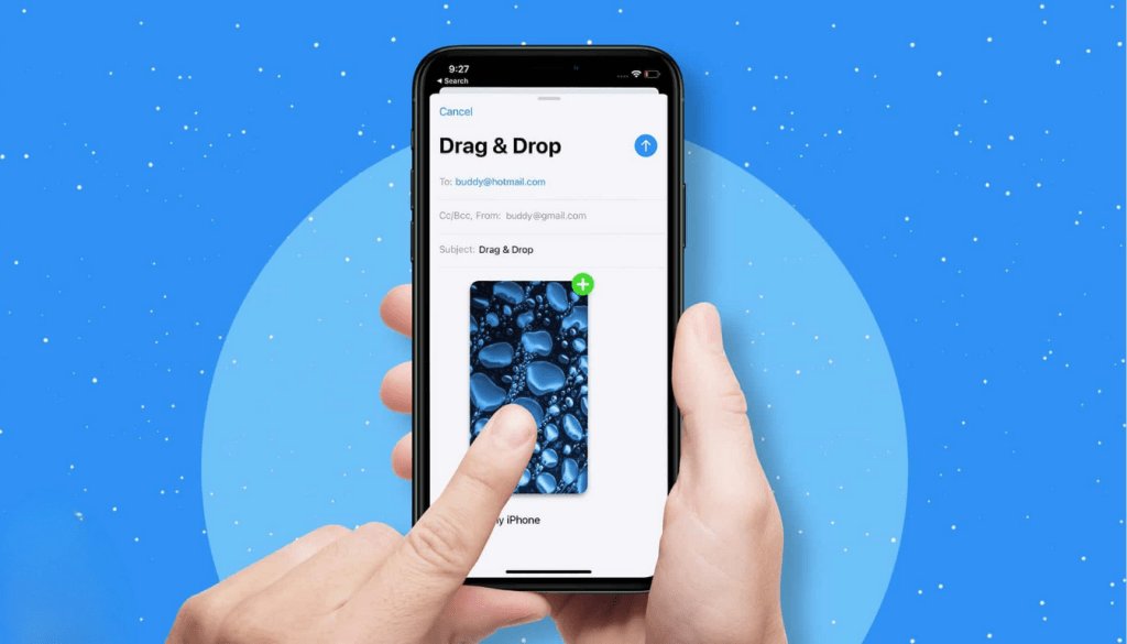 Imagen que muestra un iPhone en uso, con una mano arrastrando un archivo en la aplicación de correo electrónico, sobre un fondo azul.
