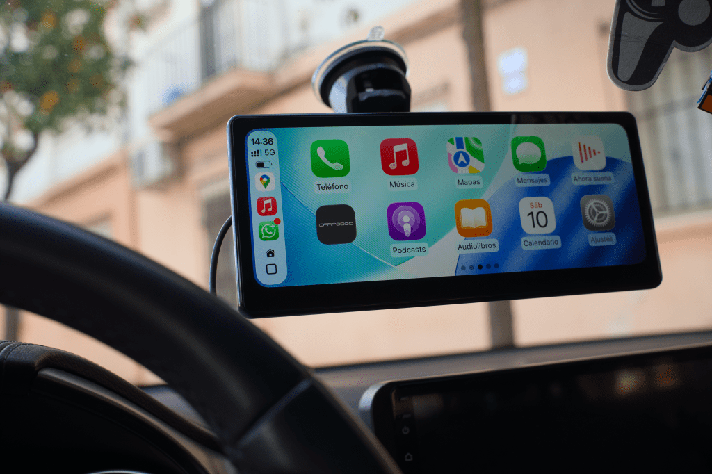 Pantalla de navegación en un automóvil mostrando aplicaciones de teléfono, música, mapas y mensajes.