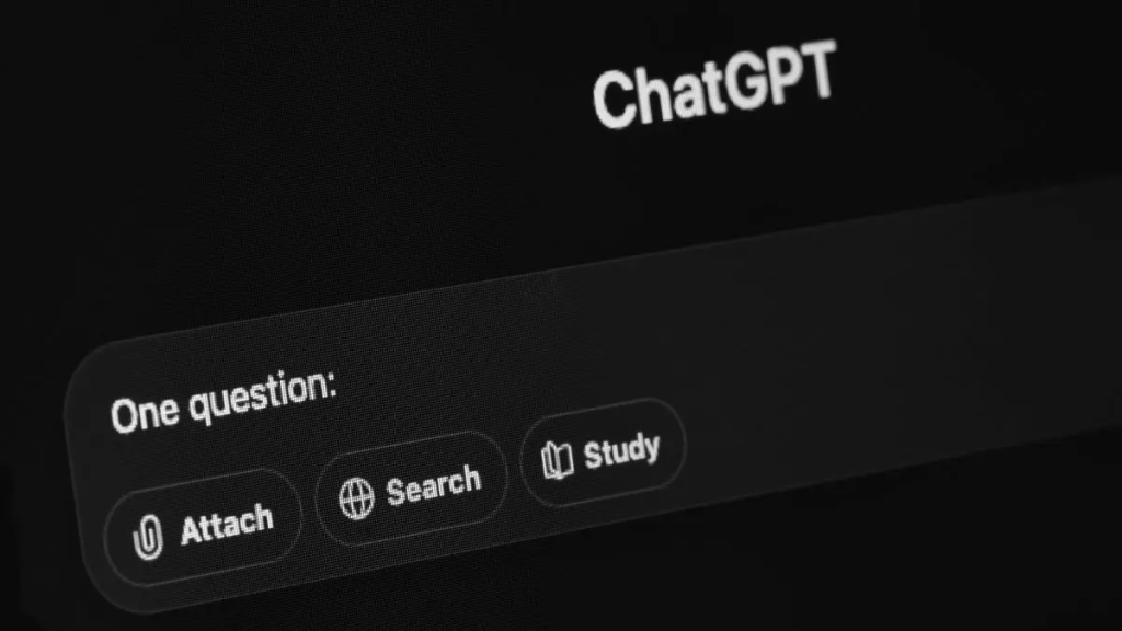 Interfaz de ChatGPT mostrando un campo de pregunta con opciones para adjuntar, buscar y estudiar.