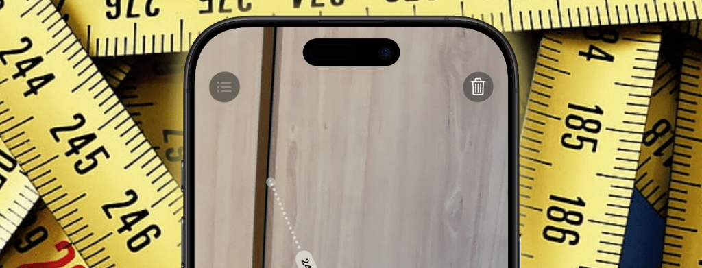 iPhone mostrando la función de medición de objetos con líneas virtuales sobre una superficie de madera, con cintas métricas de fondo.