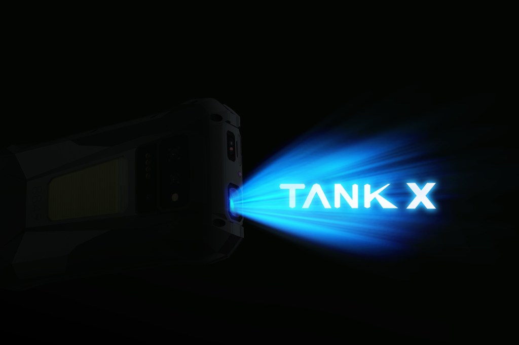 Proyector de luz que emite el texto 'TANK X' en color azul sobre un fondo negro.