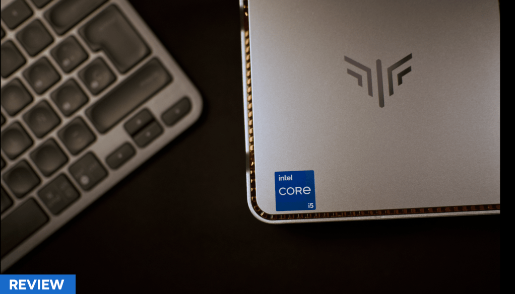 Vista superior de una computadora portátil con un teclado al fondo, mostrando el logotipo y la etiqueta de Intel Core i5.