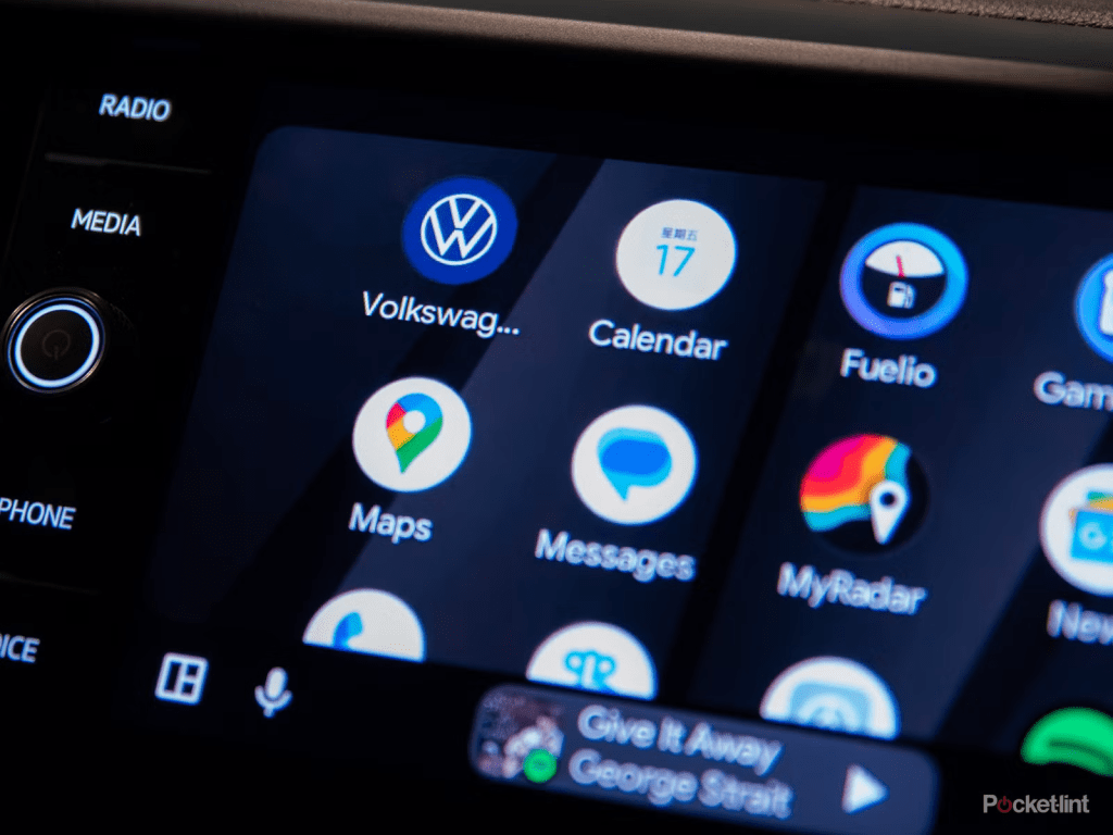 Pantalla de un sistema multimedia de automóvil mostrando íconos de aplicaciones como Volkswagen, Calendario, Mapas, Mensajes y más.