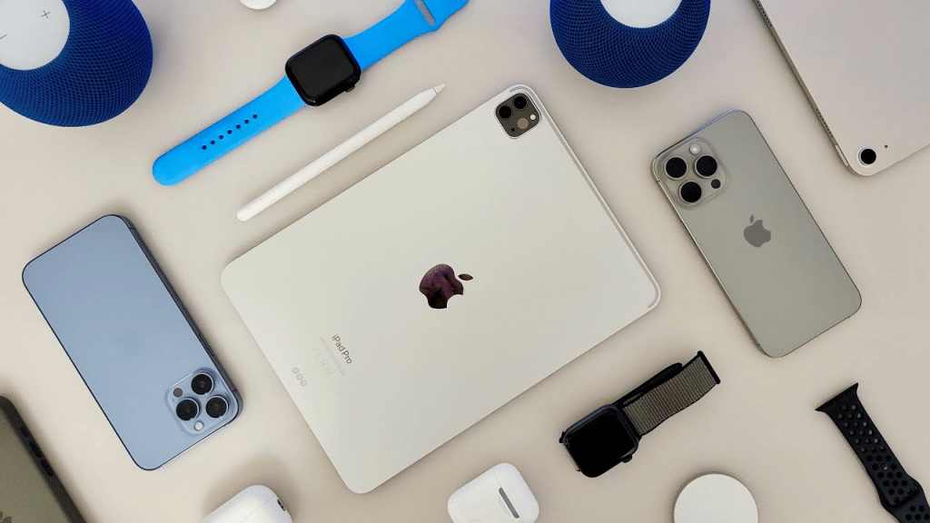 Dispositivo Apple iPad Pro, iPhone, Apple Watch, auriculares AirPods, lápiz Apple y altavoces en un fondo claro.