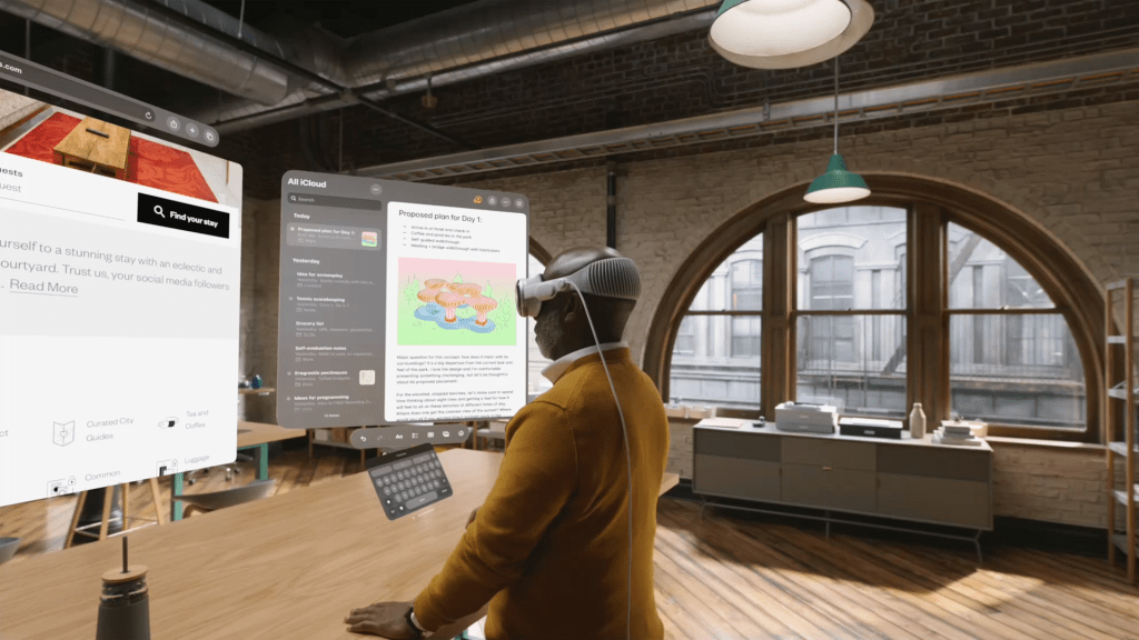 Persona usando un visor de realidad virtual en un espacio de trabajo moderno, interactuando con pantallas flotantes que muestran información y planes del día.