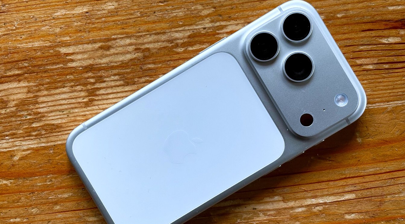 iPhone 17 Pro, el modelo del año pasado, sobre una mesa