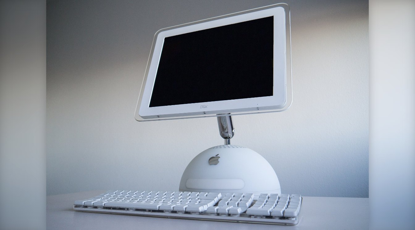 iMac G4 blanco con su brazo articulado y base semiesférica, el diseño en el que se inspiraría el hub para el hogar de Apple