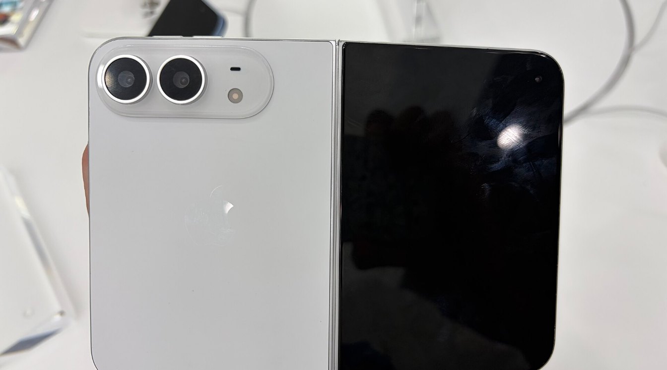 El iPhone Duo llega mañana a las tiendas para que lo mires, no para que te lo lleves, y esa escasez me huele a estrategia