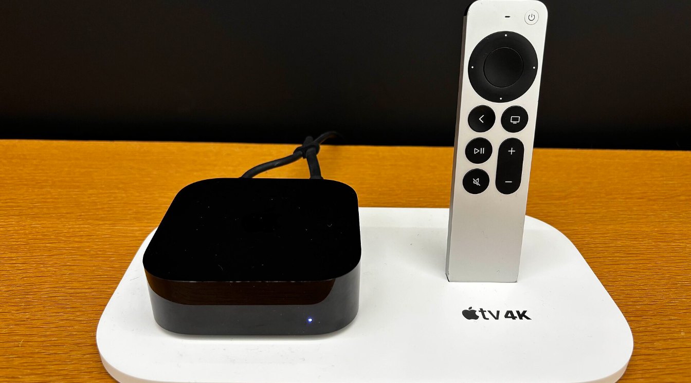 Apple TV 4K junto a su mando Siri Remote